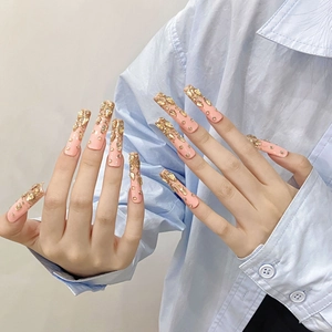 Unghie finte extra lunghe rosa a ballerina con foglia d'oro e strass scintillanti