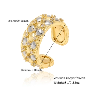 Detailed view of bicolor copper and zircon ear clip with diamond pattern and dimensions