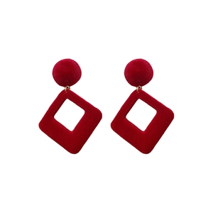 Boucles d'oreilles géométriques floquées rouges avec détails dorés et clous en losange