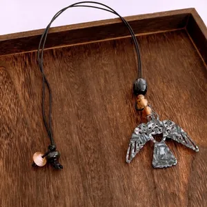 Collier rétro en cordon ciré avec pendentif oiseau à texture marbre et perles