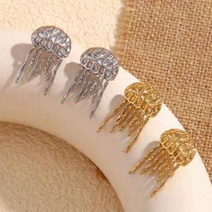 Boucles d'oreilles méduses en or 18 carats et argent avec texture martelée