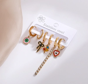 Detail von 6-teiligem 18K vergoldetem Edelstahl-Ohrring-Set mit verschiedenen Anhängern