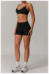 Détail d'un short de yoga noir taille haute et d'une brassière de sport de fitness