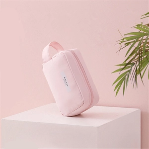 Vue latérale d'une trousse à maquillage rose avec poignée et étiquette Makeup Beauty