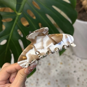 Grande molletta per capelli in acetato marmorizzato con accenti dorati per capelli folti