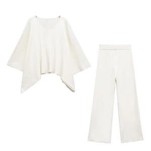 Set in maglia crema da donna con top con scollo a V e pantaloni a gamba larga
