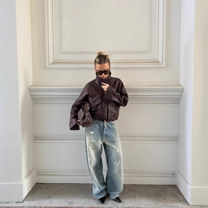 Veste courte en similicuir marron foncé rétro français avec jean large délavé