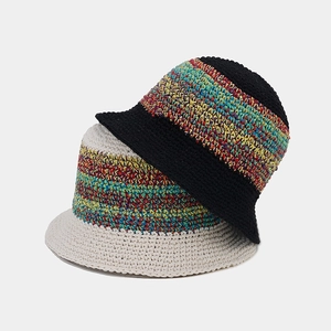 Détail du motif au crochet coloré et de la texture en maille épaisse du bob