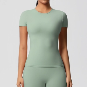 Détail du t-shirt de yoga vert clair à séchage rapide avec coupe ajustée et tissu extensible