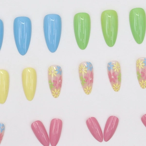 Sommerliche Mandel-Kunstnägel mit bunten Gänseblümchen in Himmelblau und Pastellrosa
