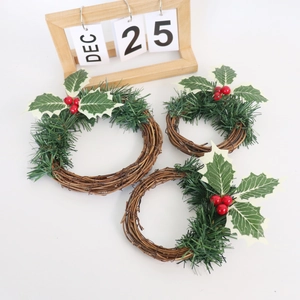Lot de trois mini couronnes de Noël avec baies rouges et aiguilles de pin pour décoration