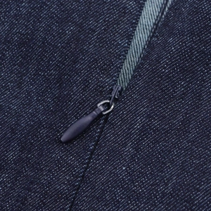 Détails macro du tissu denim bleu foncé et de la fermeture éclair invisible de la robe