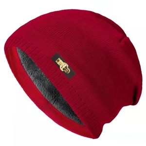 Bonnet en tricot rouge foncé classique avec doublure polaire grise et boucle en cuir décorative