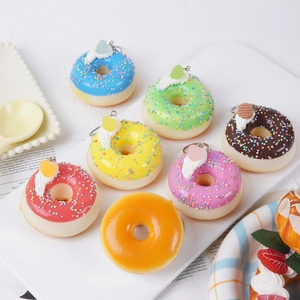 Lot de sept porte-clés donuts colorés en mousse PU avec pépites et anneaux métalliques