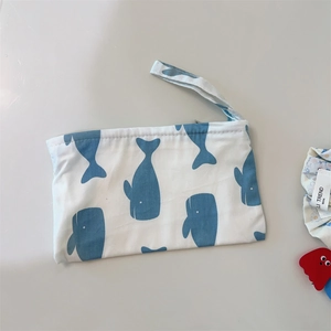 Détail d'un petit sac de poignet en coton avec imprimé baleine et fermeture éclair
