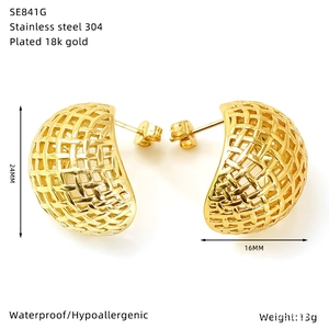 Détail des boucles d'oreilles en acier inoxydable plaqué or 18k avec texture tressée