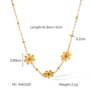 Detail view of golden daisy necklace showing exact 41.8+5cm length and size measurements