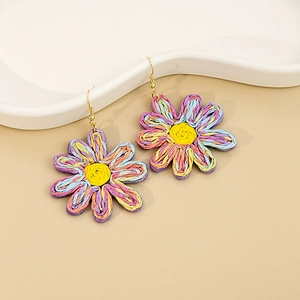 Boucles d'oreilles marguerites tressées à la main en raphia coloré pour un look de plage