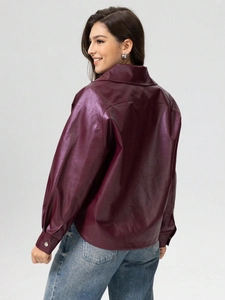 Veste de motard chic en cuir PU bordeaux avec large revers et taille ceinturée, vue de côté