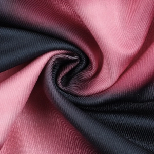 Vue macro du tissu en maille dégradé rose et noir montrant la texture du tricot