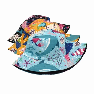 Dettaglio di cappelli pescatore per bambini in blu, giallo e nero con stampe marine