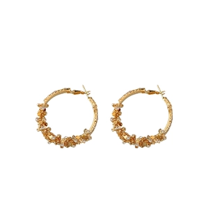Élégantes boucles d'oreilles créoles dorées à texture florale complexe pour un look rétro chic