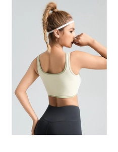 Détail de la brassière de sport haute élasticité avec bordure contrastée et encolure en U