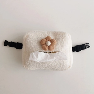 Dettaglio del porta fazzoletti per auto in peluche bianco con fiore marrone applicato