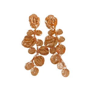 Boucles d'oreilles pendantes or rose avec texture martelée sur fond blanc