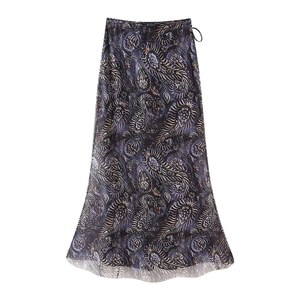 Détail à plat d'une jupe longue en tulle imprimé paisley avec motifs floraux et lien à nouer