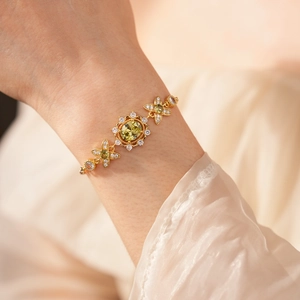 Détail d'un bracelet vintage doré avec pierre jaune ovale et cristaux de zircon brillants