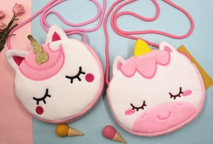 Détail de sacs licorne en peluche avec broderie et bandoulières douces en cordon de coton