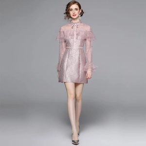 Robe vintage française en dentelle rose avec manches longues et détails de volants élégants