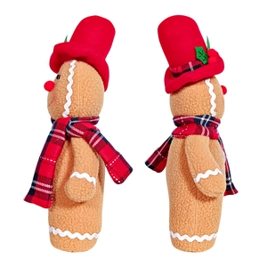 Dettaglio laterale di omino di pan di zenzero peluche con cappello rosso