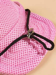 Dettaglio del cappello rosa per cani in tessuto a rete con fibbia in metallo regolabile