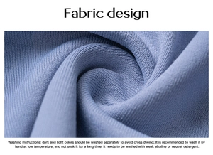 Vue macro du tissu en maille bleue avec instructions de lavage pour bustier de femme