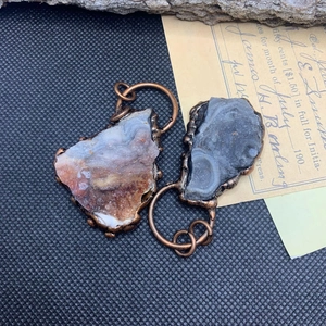 Macro detail van natuurlijke agaat druzy hangers met vintage koperen randen op retro achtergrond