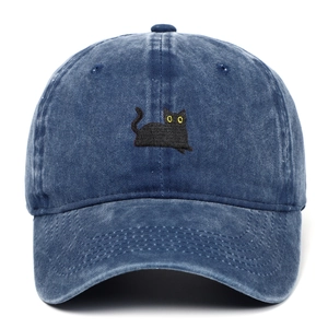 Detail der schwarzen Katzenstickerei auf dunkelblauer verwaschener Baseballkappe