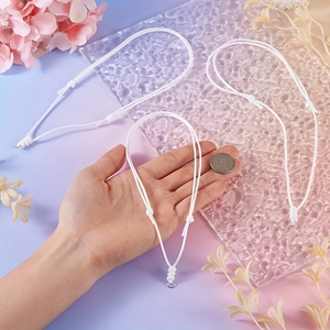 Gros plan de colliers en cordon ciré blanc réglables pour bijoux DIY avec nœuds tressés