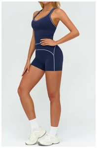 Détail d'ensemble de yoga bleu marine avec coutures blanches contrastées sur brassière et short
