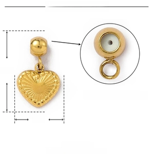 Détail macro du pendentif cœur en acier de 13mm avec dimensions et bouchon interne
