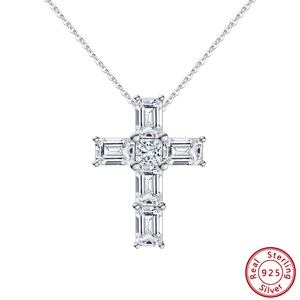 Détail du pendentif croix en argent S925 serti de zircons brillants de taille princesse
