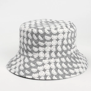 Détail d'un chapeau bob réversible avec motifs smiley et tissu en coton gris chiné