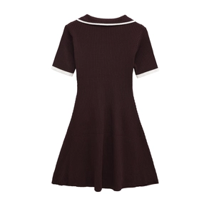 Dettaglio dell'abito in maglia marrone scuro con colletto a contrasto bianco e texture a coste