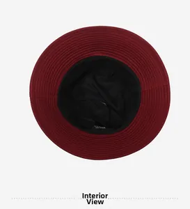 Détails de l'intérieur du chapeau bob bordeaux montrant coutures et doublure