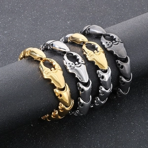 Détails des bracelets à maillons pinces de crabe en or, argent et noir sur présentoir