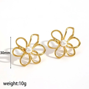 Two-tone hollow flower earrings with white pearl center, size 30mm and weight 10g