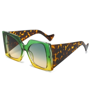 Schicke quadratische Oversize-Sonnenbrille mit grün-gelbem Verlauf und Leopard-Bügeln