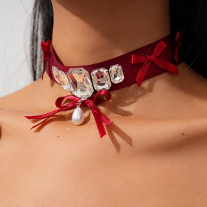 Détail d'un collier ras de cou en satin bordeaux avec cristaux et perle en goutte
