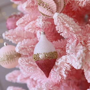 Décoration de Noël rose pailletée en forme de goutte suspendue à un sapin festif